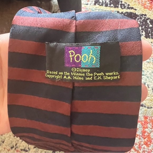 Vintage Winnie The Pooh Neck Tie Striped Honeybee Honeypot Pooh Bear Graphics - Picture 2 of 3